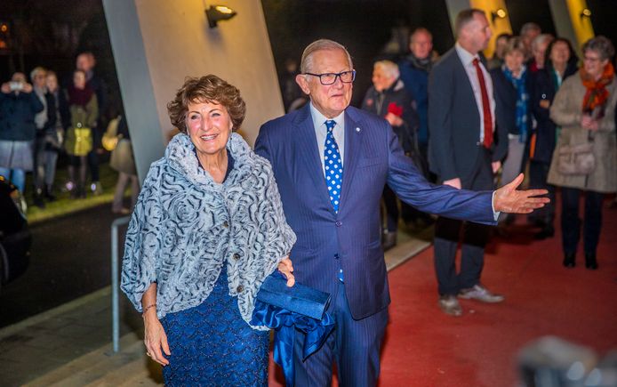Ook op haar 75ste verjaardag woonde prinses Margriet, hier te zien met haar echtgenoot mr. Pieter van Vollenhoven, een voorstelling bij van Introdans in Theater Orpheus in Apeldoorn.