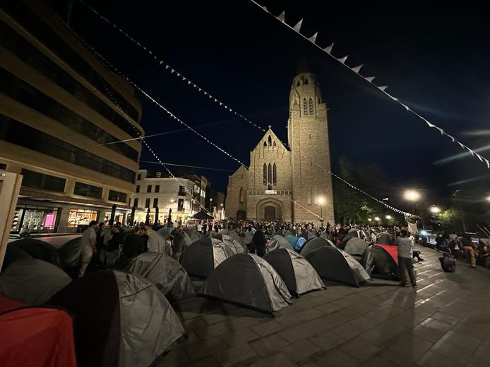 Activisten verplaatsen asielzoekers van kraakpand Wetstraat naar nieuw tentenkamp in Elsene