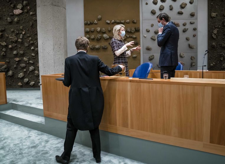 De ministers Kajsa Ollongren (Defensie) en Wopke Hoekstra (Buitenlandse Zaken), donderdag tijdens het debat in de Tweede Kamer over de situatie in Oekraïne. Beeld ANP