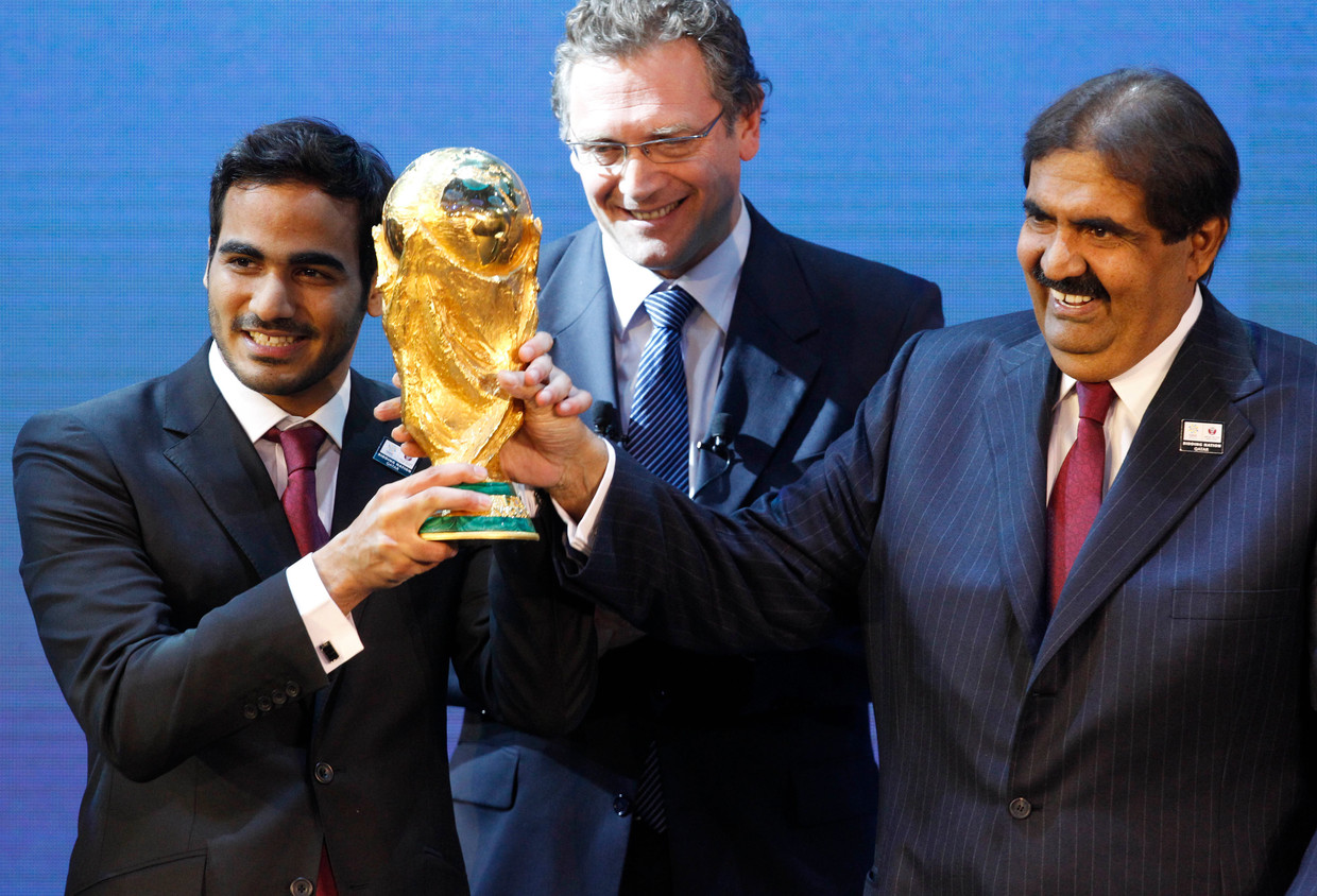 Mohammed bin Hamad al Thani (voorzitter van het WK-bid), Jérôme Valcke (secretaris-generaal van de FIFA) en Hamad bin Khalifa al Thani (emir van Qatar) houden trots de beker omhoog na het binnenhalen van het WK voetbal, in 2010. Beeld AP