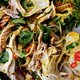 Ottolenghi: salade van saffraankip en kruiden