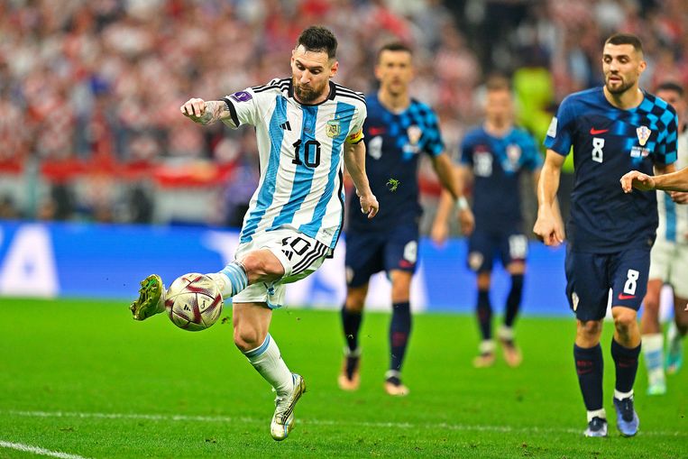Lionel Messi begint aan de dribbel die uitmondt in de 3-0 voor Argentinië. Beeld Guus Dubbelman / de Volkskrant
