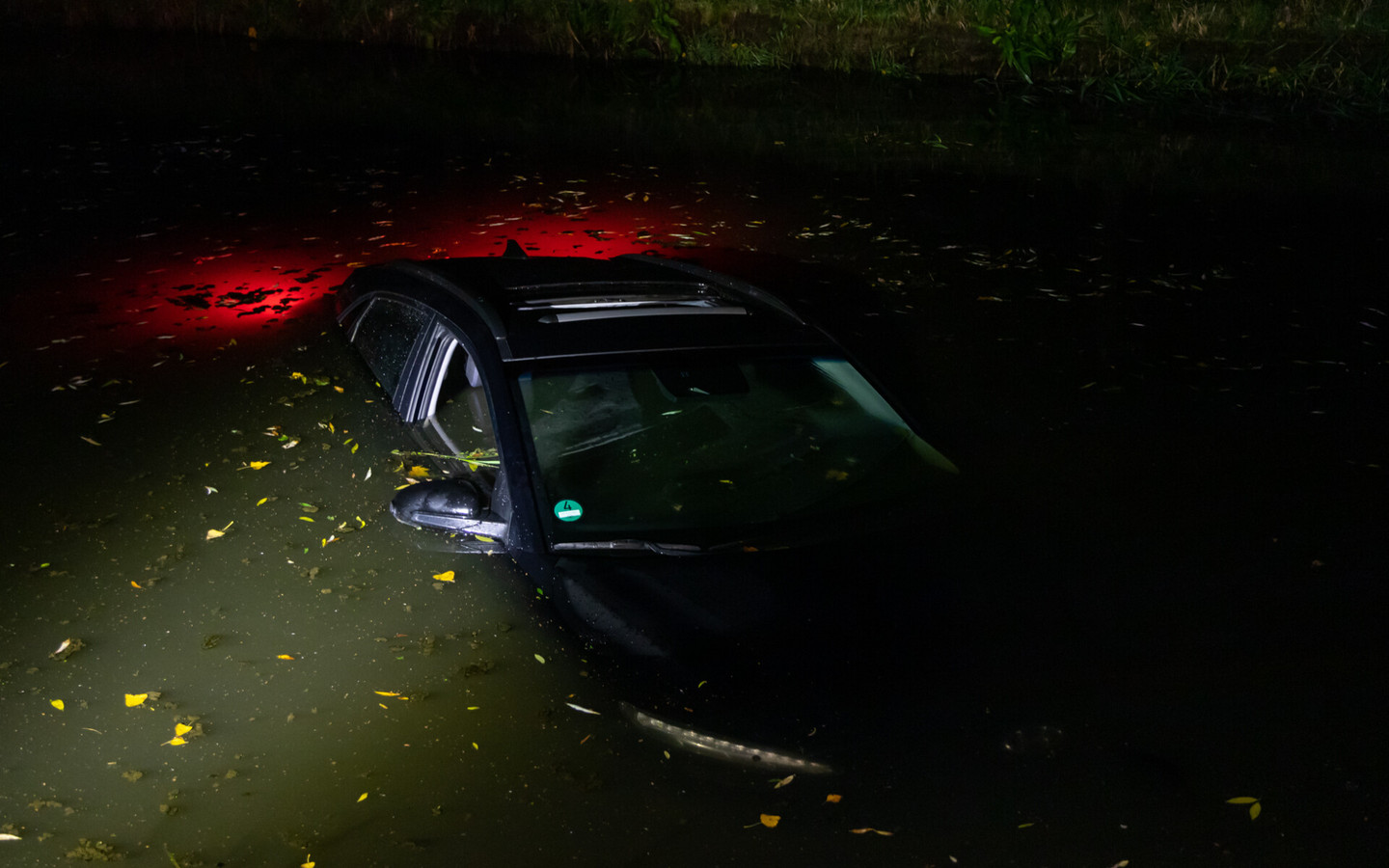 Belonend Disciplinair Zenuwinzinking Auto belandt in water in Den Bosch, bestuurder werd waarschijnlijk onwel |  Foto | gelderlander.nl