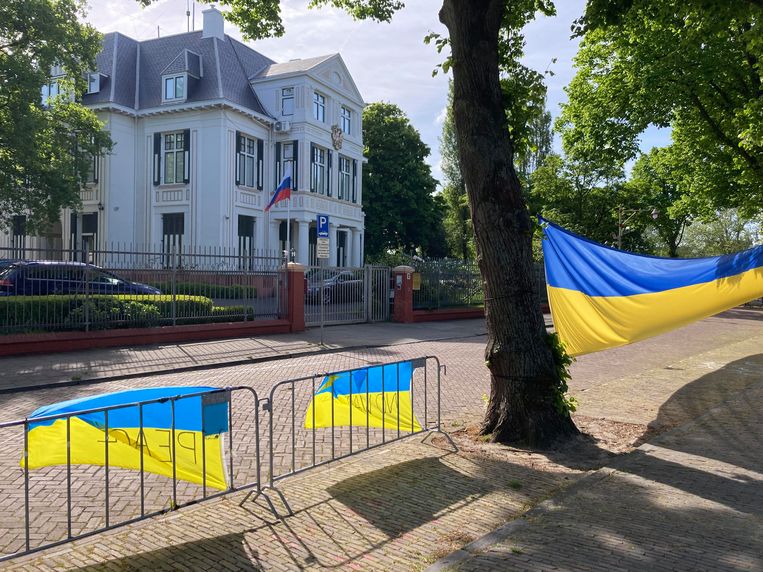 De gigantische vlag tegenover de Russische ambassade in Den Haag, die ieder uur wordt bewaakt door een van de 93 leden van de Haagse Vlaggenwacht. Beeld de Volkskrant
