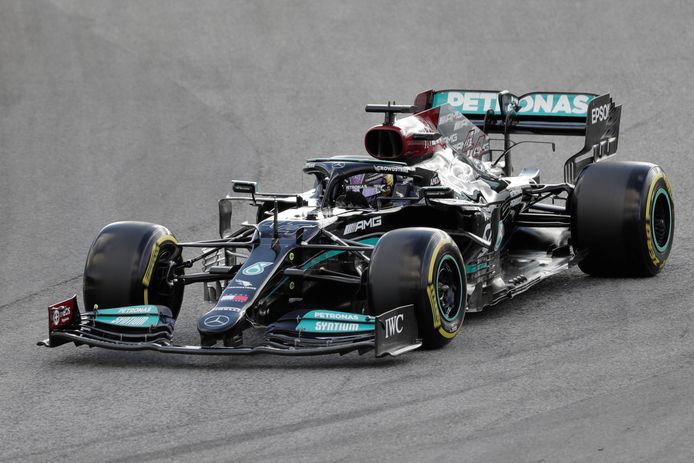 De Mercedes van Lewis Hamilton tijdens de sprintrace.