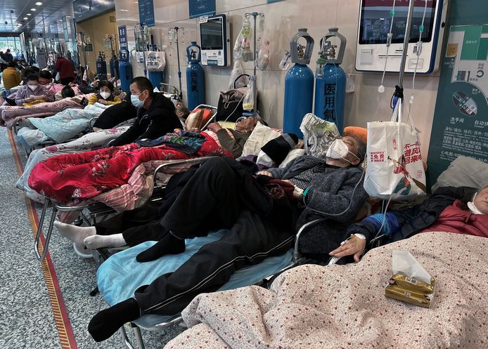 Foto in un ospedale affollato a Shanghai.