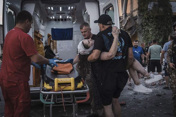 Een vrouw die bij de Russische raketaanval in Pokrovsk gewond is geraakt wordt naar een ambulance gedragen.