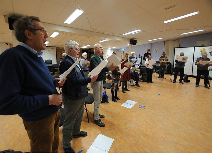 Gemengd koor Pecora tijdens een repetitie bij Drechtstad Muziekvereniging.