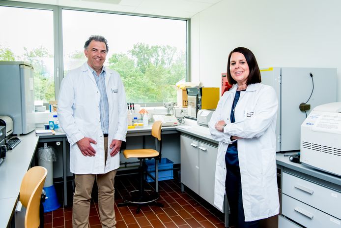 Prof. dr. Niels Hellings en Prof. dr. Veerle Somers van BIOMED UHasselt zien grote mogelijkheden om het onderzoek naar reuma naar een hoger niveau te tillen.