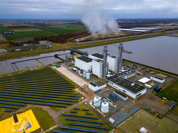 De Maxima-centrale op een eiland in het IJsselmeer bij Lelystad.