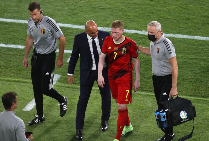 epa09306579 Kevin De Bruyne (2-R) of Belgium leaves the pitch after being injured during the UEFA EURO 2020 round of 16 soccer match between Belgium and Portugal in Seville, Spain, 27 June 2021.  EPA/Jose Manuel Vidal / POOL (RESTRICTIONS: For editorial news reporting purposes only. Images must appear as still images and must not emulate match action video footage. Photographs published in online publications shall have an interval of at least 20 seconds between the posting.)