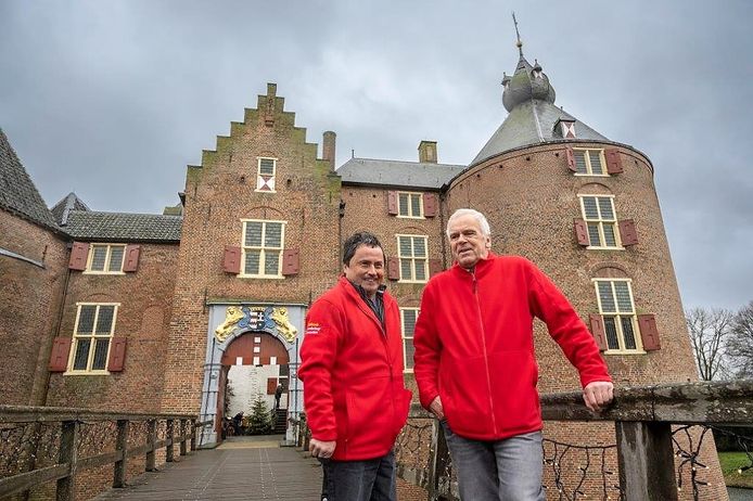 Chris Flohr (links) en Jan de Bonte voor de poort van kasteel Ammersoyen.