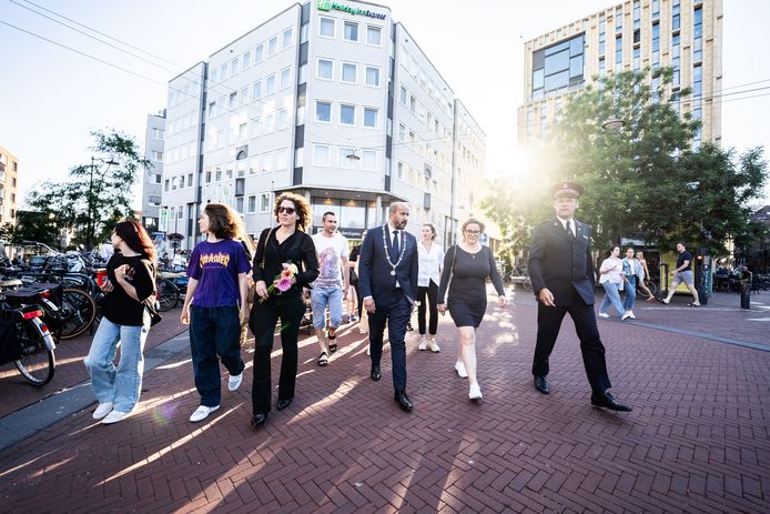 Burgemeester Marcouch aan de kop van de herdenkingstocht door Arnhem, met links naast hem Yuliia Deineh.