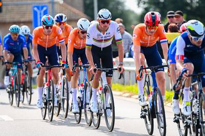 LIVE EUROPEAN CYCLING CHAMPIONSHIPS. There goes Van der Poel! Meeus and Pedersen react