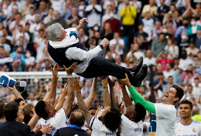 Ancelotti werd na de wedstrijd door z'n spelers in de lucht gegooid.