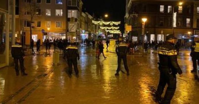 De politie voerde charges uit in en rond de Herestraat.