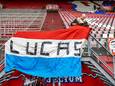 Lucas Kastrop, docent en FC Utrecht-supporter, hangt al jarenlang elke wedstrijd zijn vlag op bij de Bunnikside.