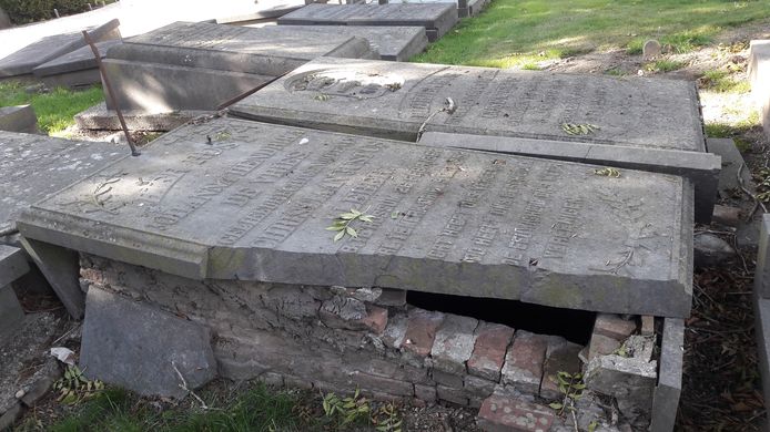 Een voorbeeld van de slechte staat waarin sommige graven op de begraafplaats aan de Burgemeester Van Randwijckstraat verkeren.