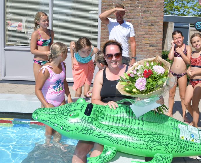 Bianca van Liere-Weemaes was de 15.000e bezoeker van zwembad De Honte in Kloosterzande.