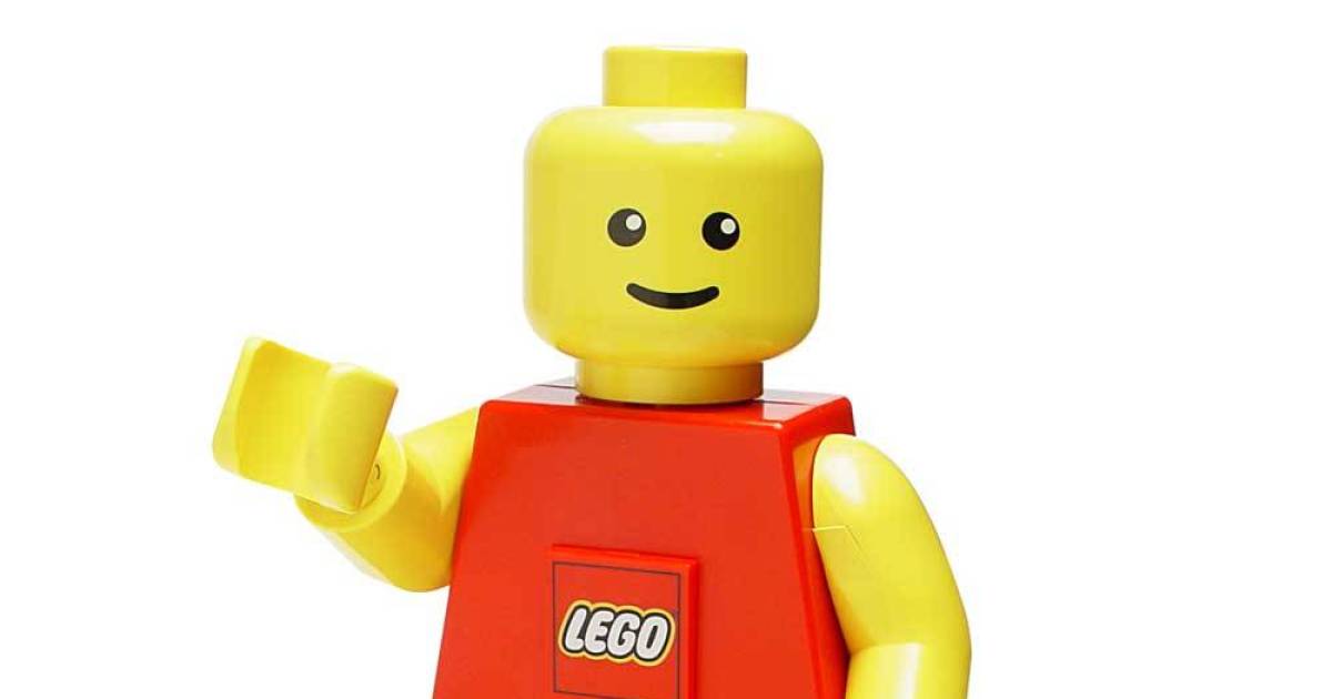 Samengesteld De controle krijgen Verwoesten Bedenker van iconische gele Lego-mannetjes is overleden: “Hij laat meer dan  8 miljard kleine plastic mensjes na” | Buitenland | hln.be