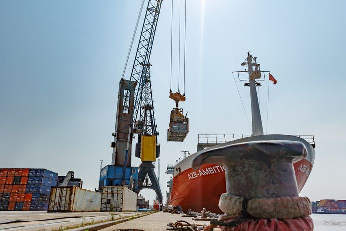 Het bedrijf A2B Online onderzoekt samen met Port of Moerdijk aan walstroom voor containerschepen. Dat vermindert uitstoot co2, stikstof en geluid tijdens het laden en lossen. Dat onderzoek staat los van het provinciale project Grote Oogst om het energieverbruik op industrieterreinen te verminderen.