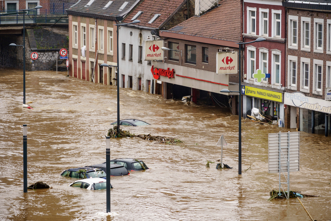 REPORTAGE. In de vallei van de Vesder wachten mensen urenlang op hulp