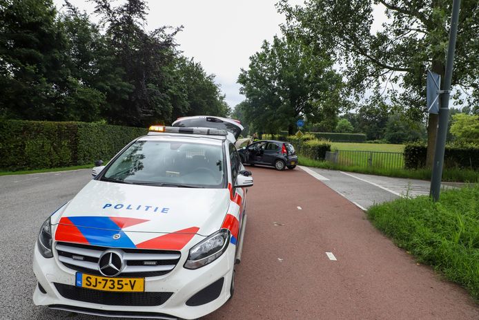 Hulpdiensten op de Oude Rijksweg in Liempde, nadat een fietser werd aangereden.