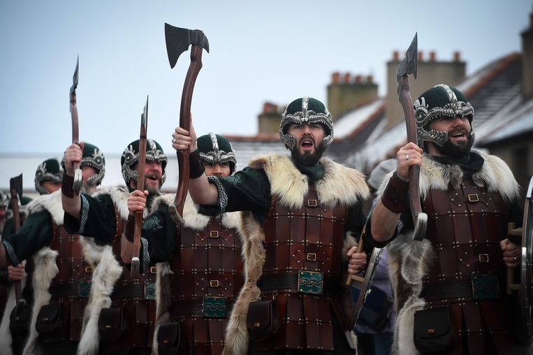 Deelnemers aan het Up Helly Aa-festival. Deze als Vikings uitgedoste kerels trekken dan brullend en zingend door de stad. Beeld AFP
