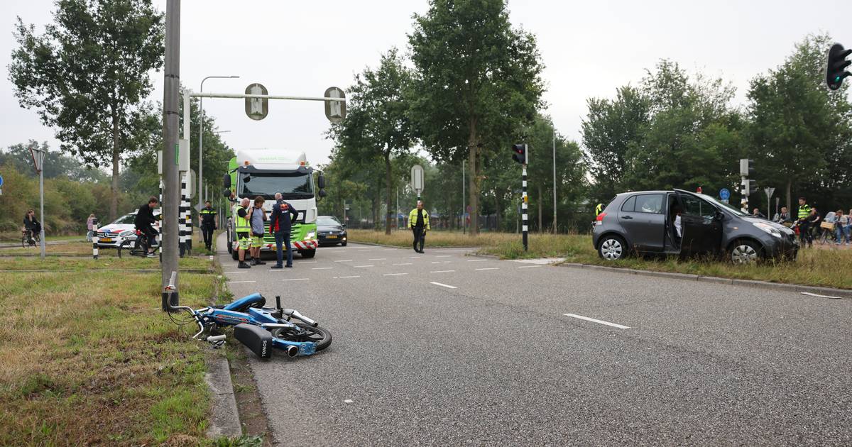Brommerrijder gewond bij aanrijding op de Zwartewaterallee in Zwolle.