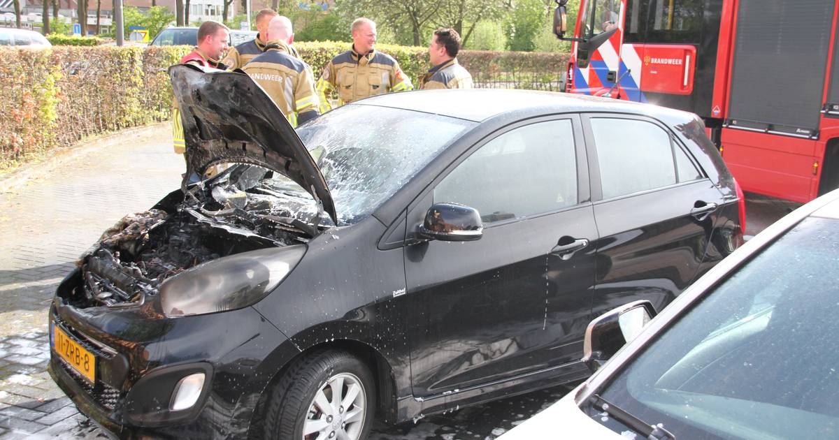 Auto vliegt in brand in Almelo door kortsluiting Almelo AD.nl