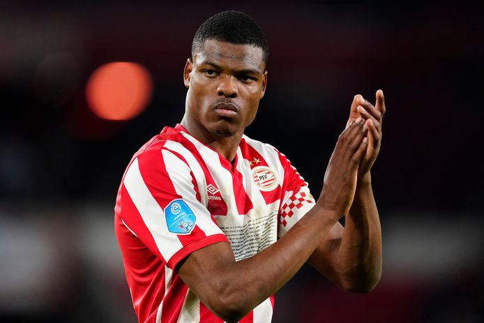Een ontgoochelde Denzel Dumfries bedankt het publiek na de 1-1 tegen FC Twente.
