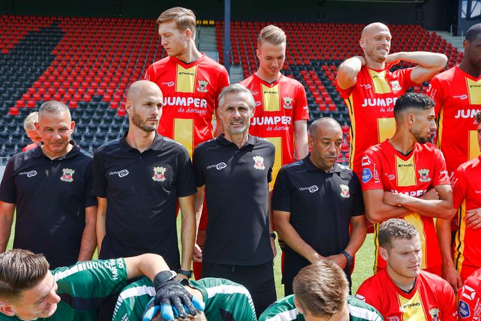 Kees van Wonderen kijkt in de camera, terwijl zijn spelers zich klaarmaken voor de selectiefoto.