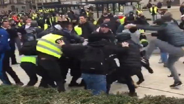 Des Journalistes Violemment Agressés Par Des Gilets Jaunes