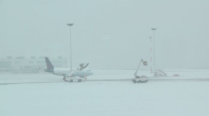 Brussels Airport heeft 130 vluchten geschrapt door het winterweer.