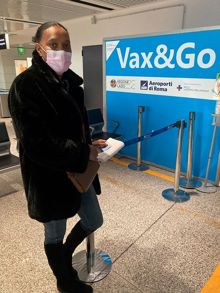 Foto Rosa Van Cool in fila per essere vaccinata all'aeroporto Jazira Lobo de Pina