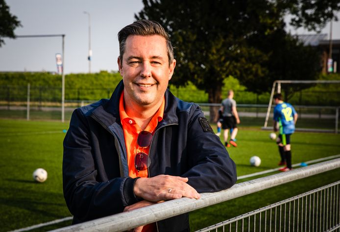 Jeugdvoorzitter Jeroen Reedijk op het veld bij NSVV in Numansdorp.