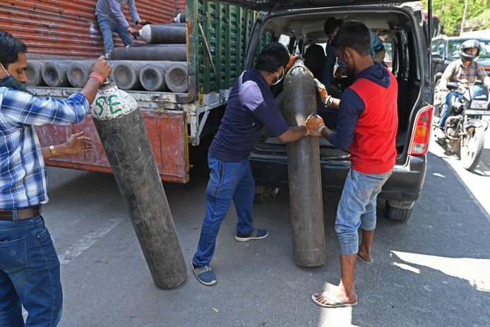 Le bombole di ossigeno vengono trasportate da tutto il paese alle principali città