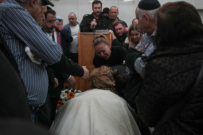 Familieleden rouwen om de dood van Rafael Ben Eliyahu, die vrijdag omkwam bij een aanslag op een synagoge in Jeruzalem.