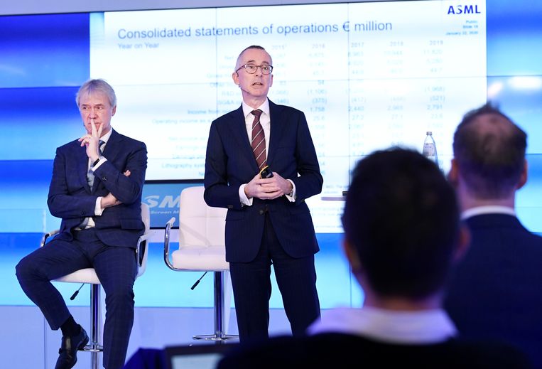 Financieel directeur Roger Dassen en bestuursvoorzitter Peter Wennink (links) tijdens de toelichting op de resultaten van ASML over 2019. Beeld Reuters 