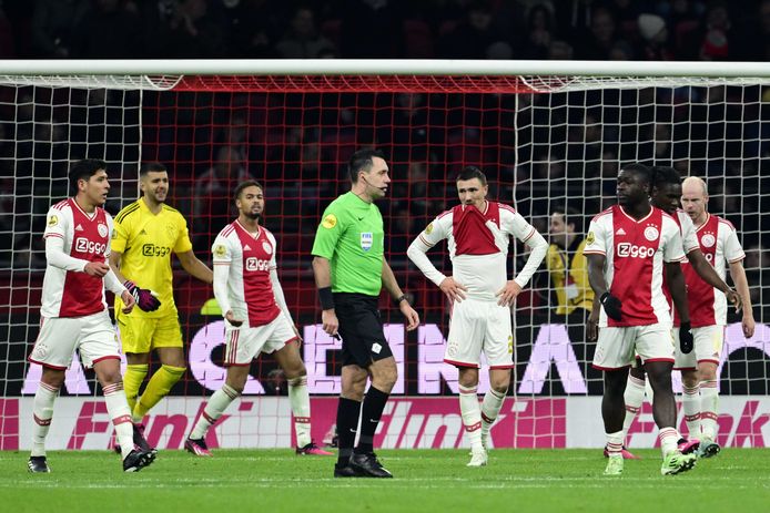 Treurende Ajax-spelers na het openingsdoelpunt van FC Volendam.