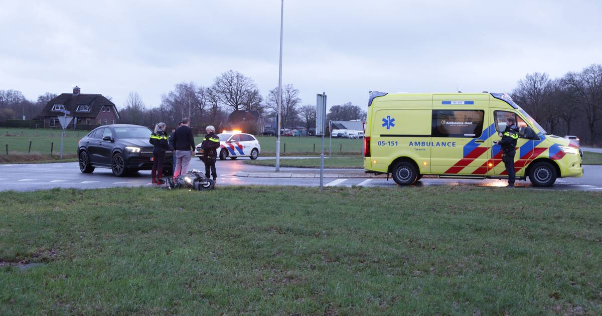 Scooterrijder naar ziekenhuis na aanrijding met auto bij Zuna.
