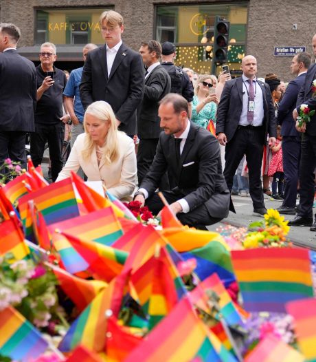 Oslo rouwt na terreuraanslag op Gay Pride: ‘Vanuit de kelder van de bar belden mensen hun familie’