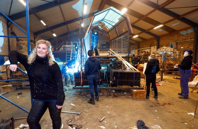 Voorzitter Dana Bierens in de bouwhal die carnavalsvereniging De Brassers moet verlaten.