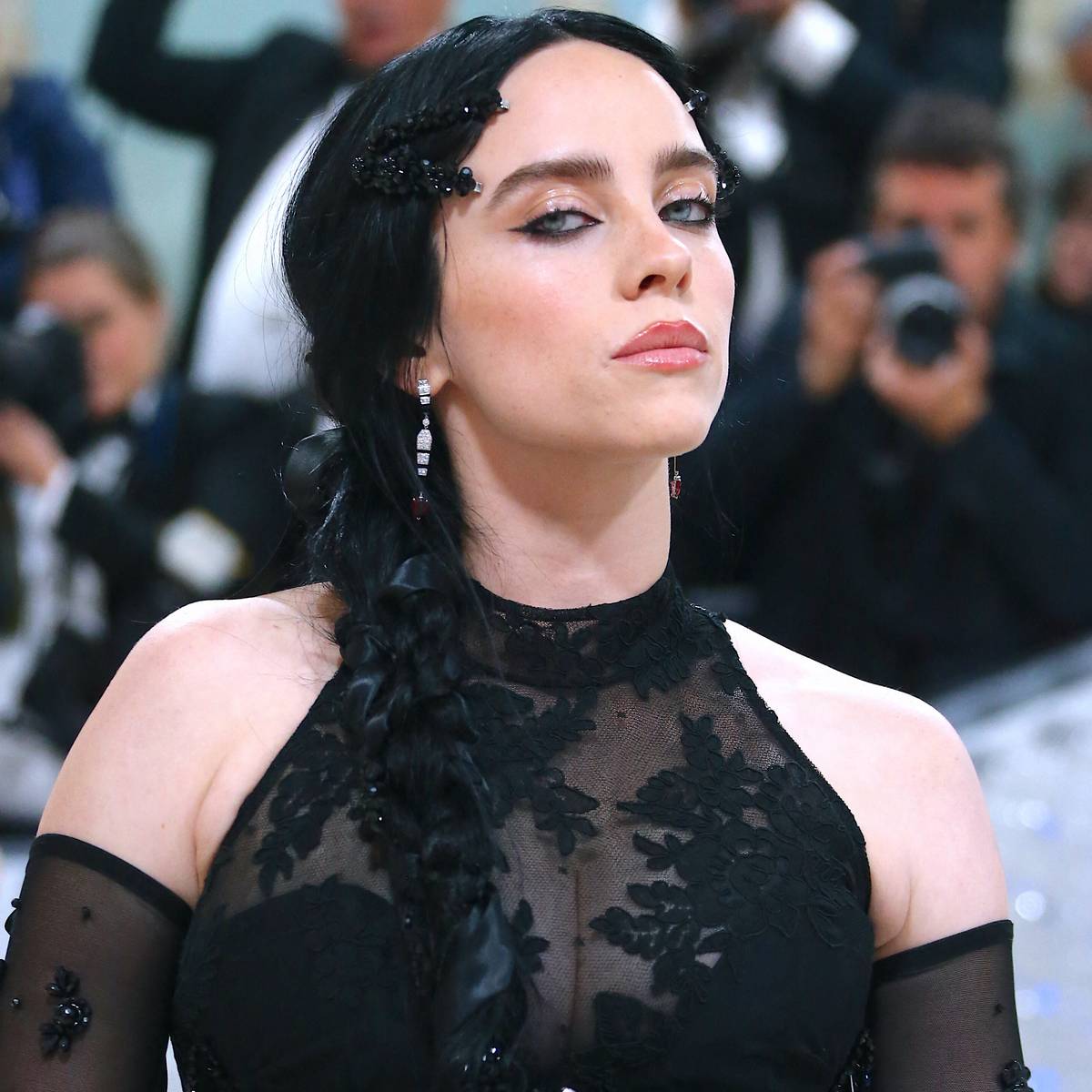 Billie Eilish veegt de vloer aan met kritiek op haar vrouwelijkere kledingkeuzes Show AD