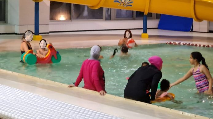 Twee gesluierde moslima’s liepen tijdens de herfstvakantie met hun kinderen in het kleine bad rond met hun gewone kleren en dus zonder badpak.