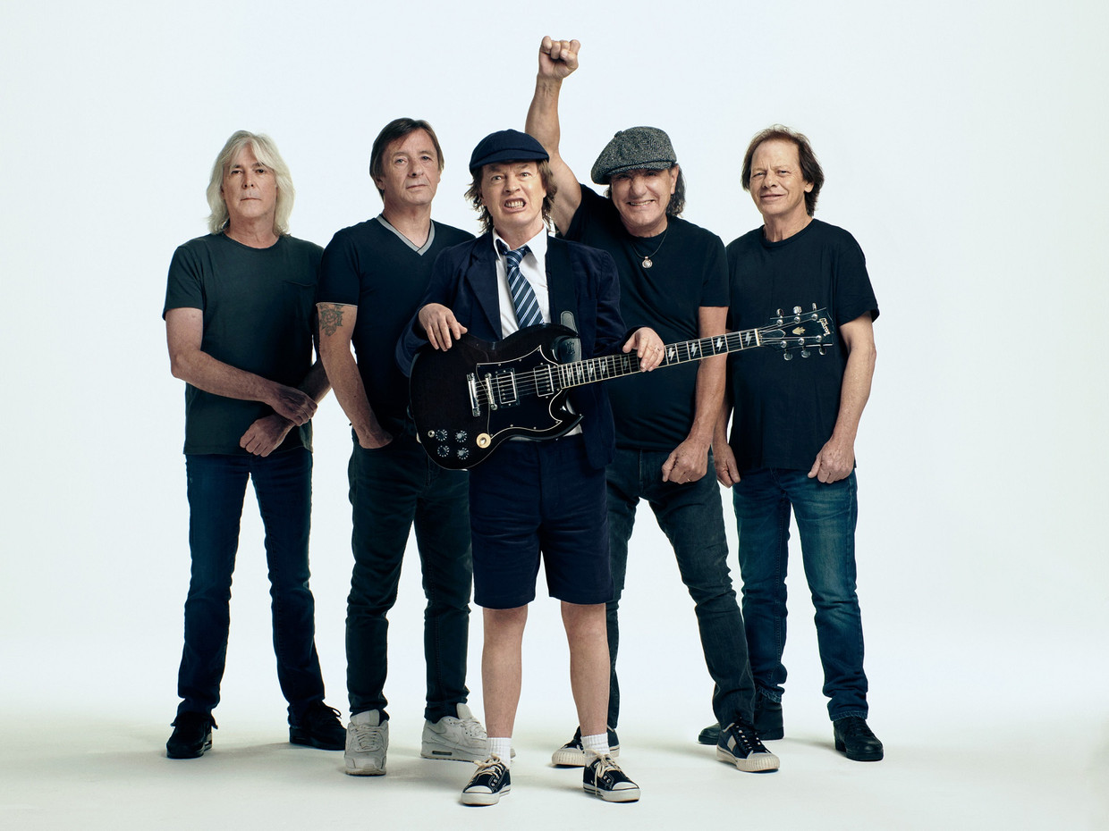AC/DC in 2020, in een vertrouwde samenstelling, met van links naar rechts: Cliff Williams, Phil Rudd, Angus Young, Brian Johnson, Stevie Young. Beeld Josh Cheuse
