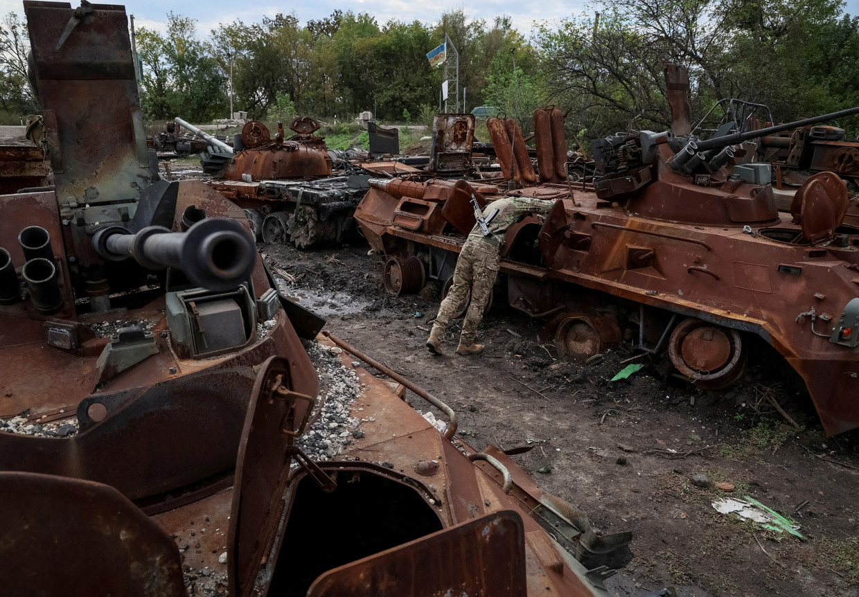 Inspectie van vernietigde Russische oorlogsvoertuigen. Beeld Gleb Garanich / REUTERS