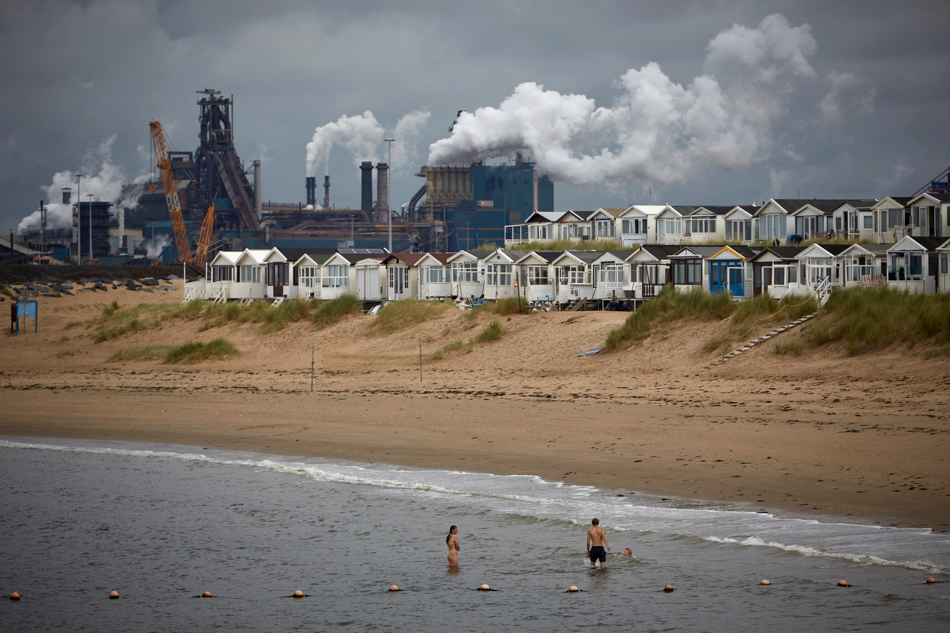 Het strand van IJmuiden met op de achtergrond Tata Steel.
