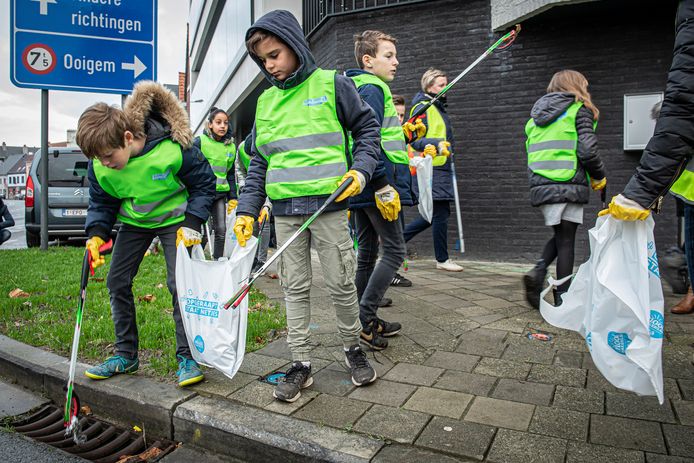 De tienjarige Bas met zijn klas op zwerfvuiltocht.