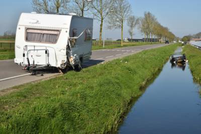 Auto belandt in de sloot na botsing met losgeraakte caravan in Nieuwaal